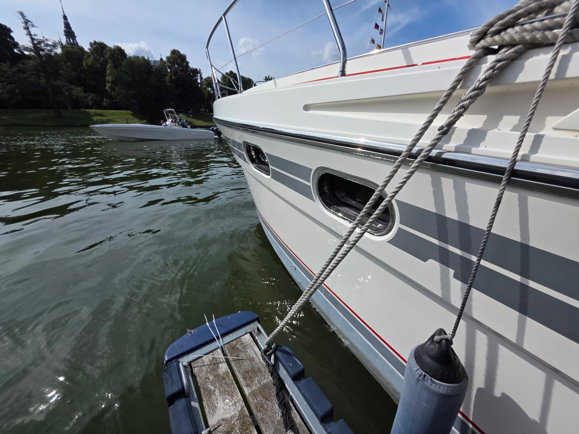 Princess Riviera 36 vid brygga i Stockholms skärgård